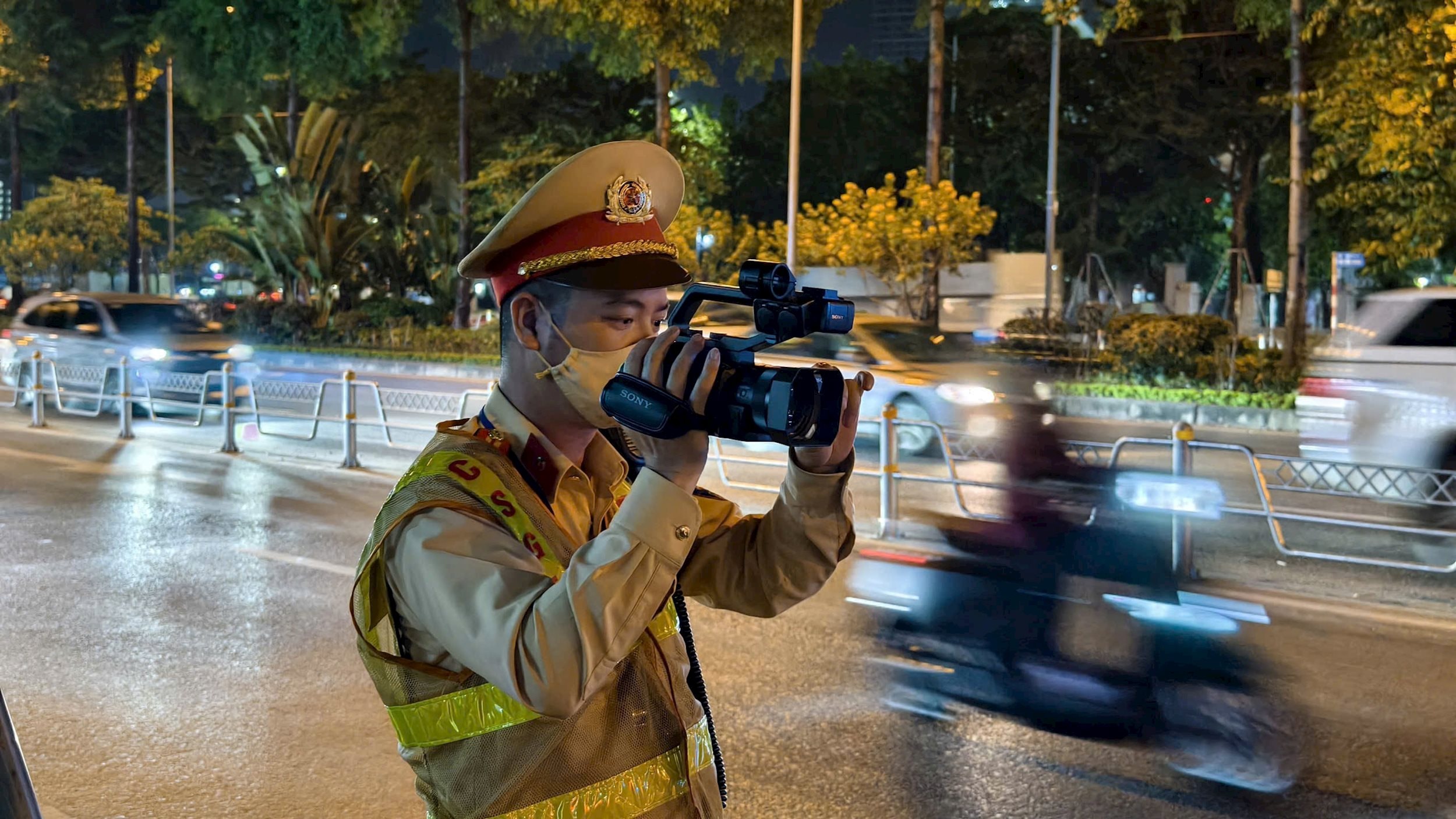 CSGT Hà Nội xuyên đêm xử lý hàng trăm trường hợp che biển số, dùng điện thoại khi lái xe 4 gen-h-z7225930808250_6d1e32c929ff9fd2c4bba06a57b003e6.jpg