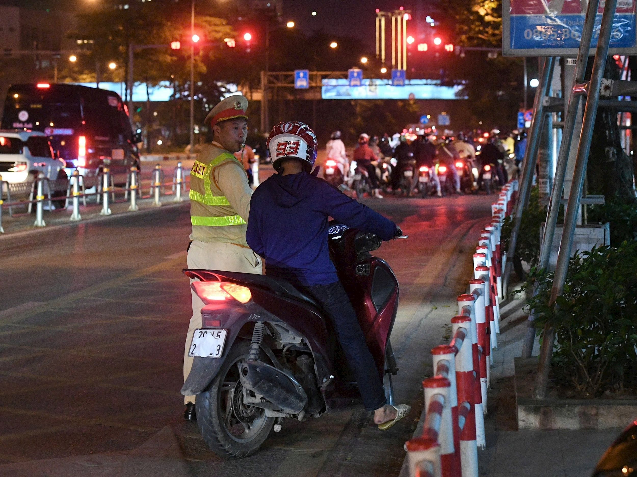 CSGT Hà Nội xuyên đêm xử lý hàng trăm trường hợp che biển số, dùng điện thoại khi lái xe 1 gen-h-z7225930818290_4e4d811221367807f0fc5be67e9a4475.jpg