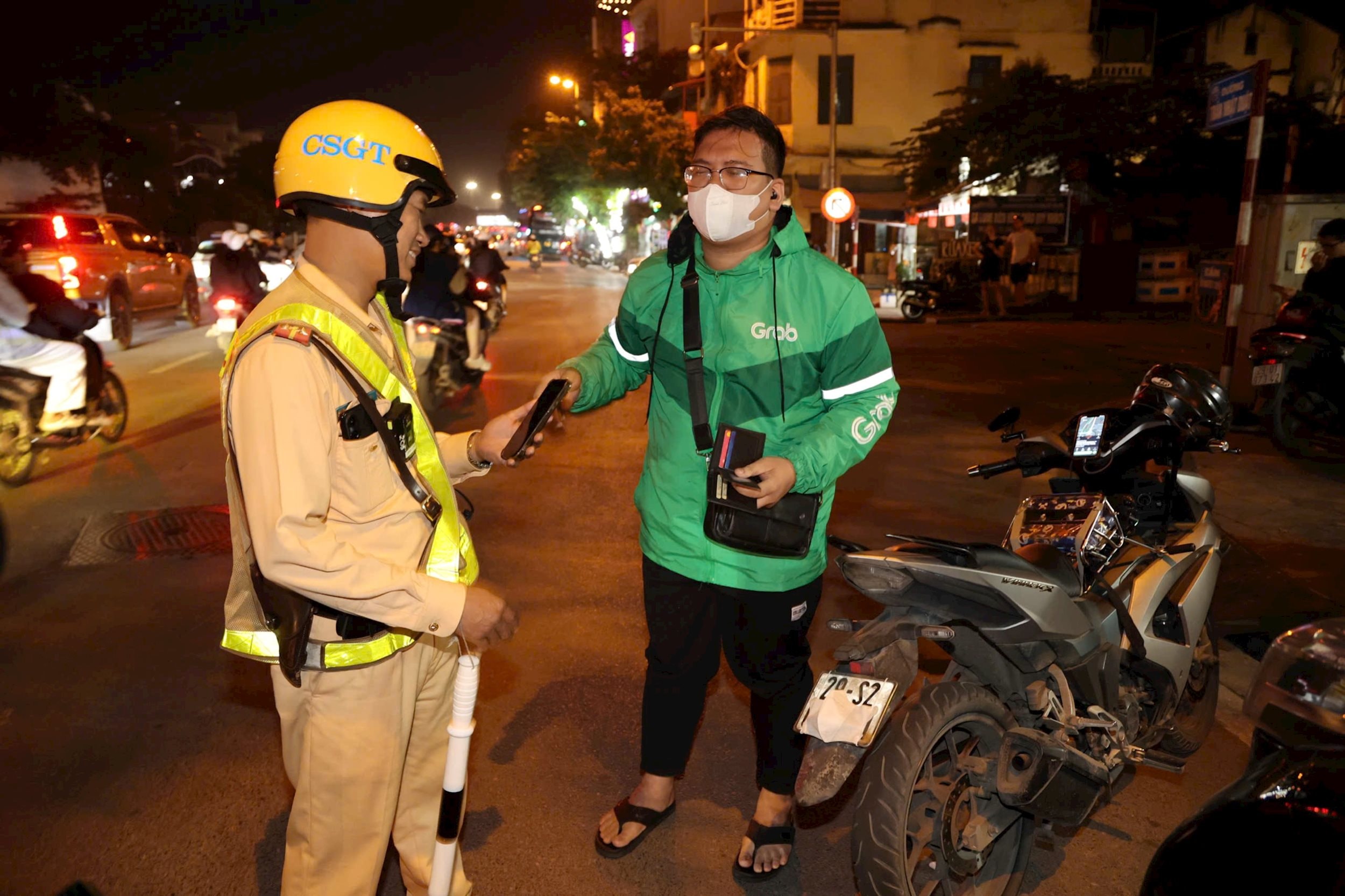 CSGT Hà Nội xuyên đêm xử lý hàng trăm trường hợp che biển số, dùng điện thoại khi lái xe 5 gen-h-z7225930828234_399cbf14172ee299a26226a64eca9cd0.jpg