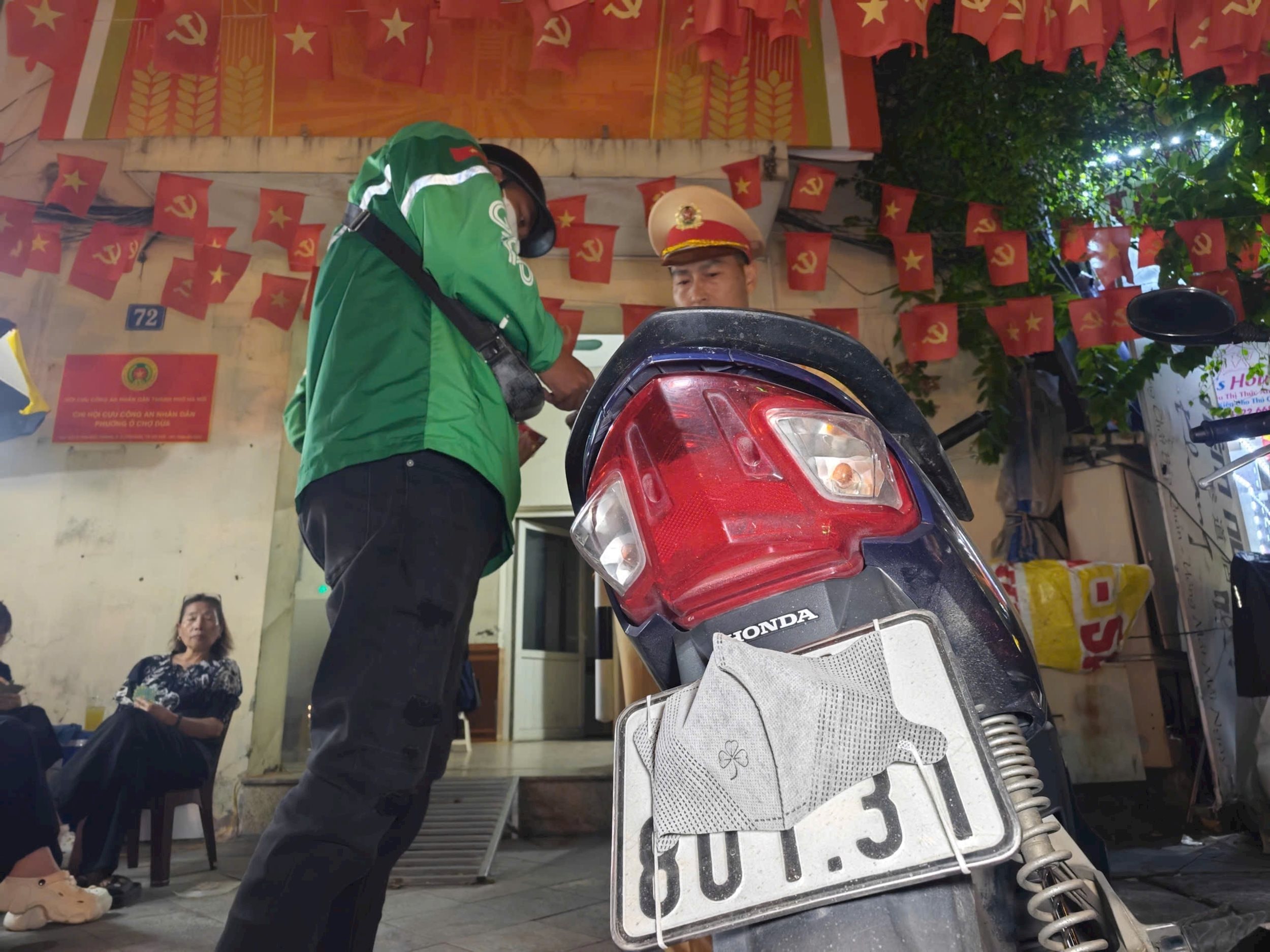 CSGT Hà Nội xuyên đêm xử lý hàng trăm trường hợp che biển số, dùng điện thoại khi lái xe 2 gen-h-z7225930837755_15846471e36358468ab2b73cdf27ddef.jpg