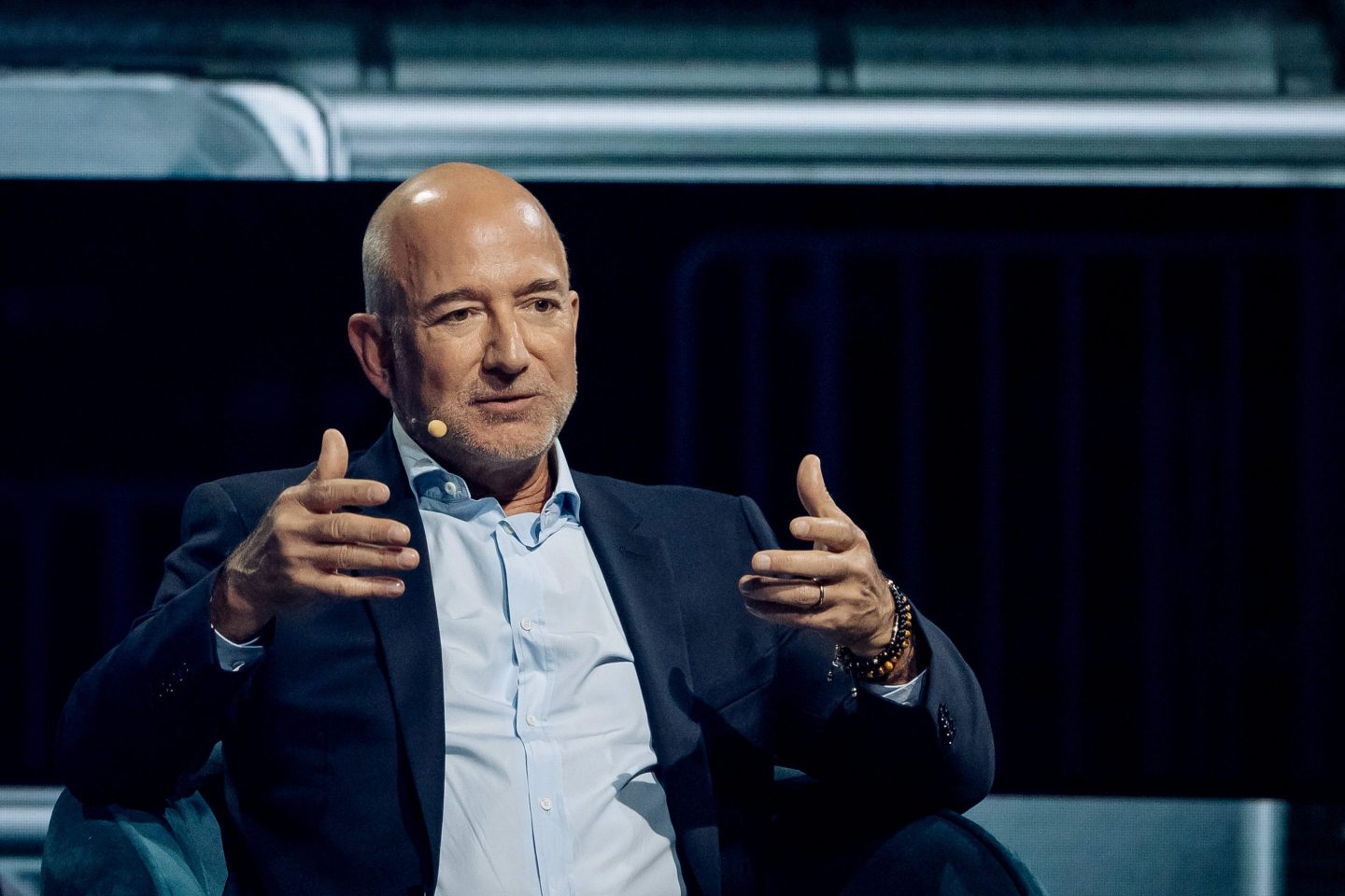Chán nghỉ hưu, tỷ phú Jeff Bezos quay trở lại làm CEO startup AI- Ảnh 1. Chán nghỉ hưu, tỷ phú Jeff Bezos quay trở lại làm CEO startup AI- Ảnh 1.