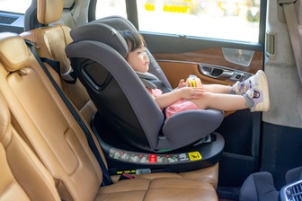 Cục CSGT giải đáp quy định ô tô chở trẻ dưới 10 tuổi phải có ghế trẻ em