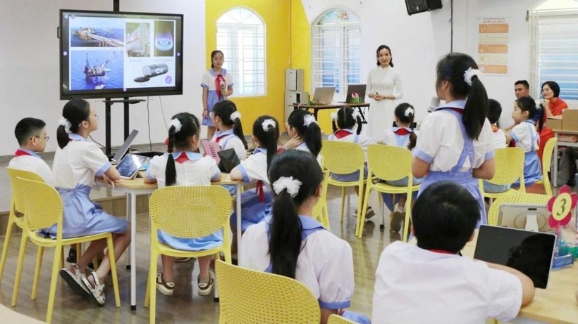 Đội ngũ nhà giáo, cán bộ quản lý giáo dục phải có năng lực AI phù hợp để thích ứng với sự phát triển trong giai đoạn mới. giao vien huong dan hoc sinh su dung AI co trach nhiem.jpg