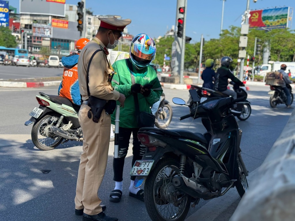 Tài xế xe ôm công nghệ dán, che biển số bị phát hiện, xử lý Tài xế xe ôm công nghệ dán, che biển số bị phát hiện, xử lý