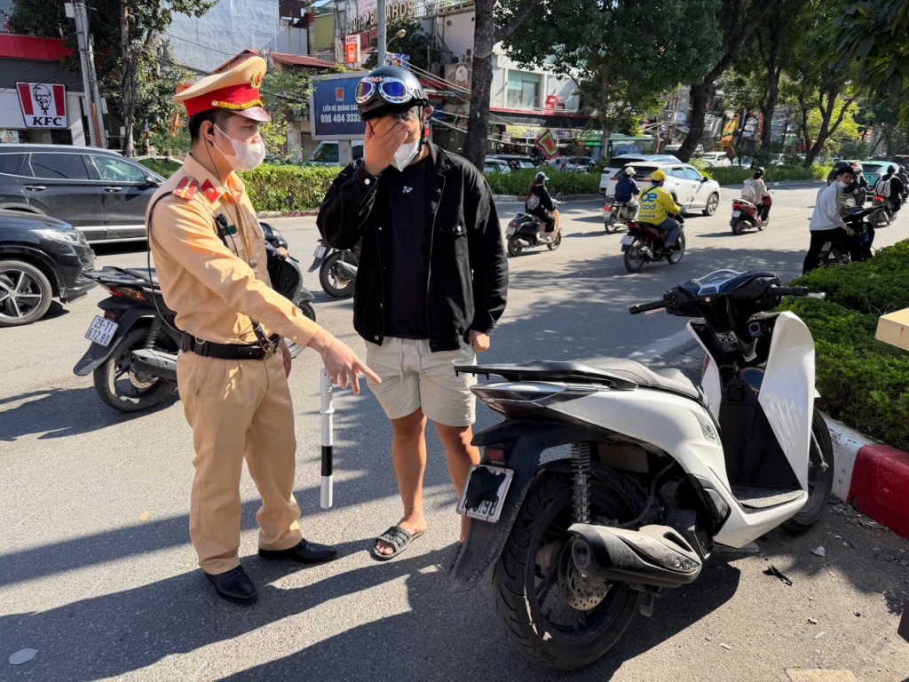 CSGT Hà Nội đồng loạt kiểm tra, xử lý hành vi che, dán biển kiểm soát xe CSGT Hà Nội đồng loạt kiểm tra, xử lý hành vi che, dán biển kiểm soát xe