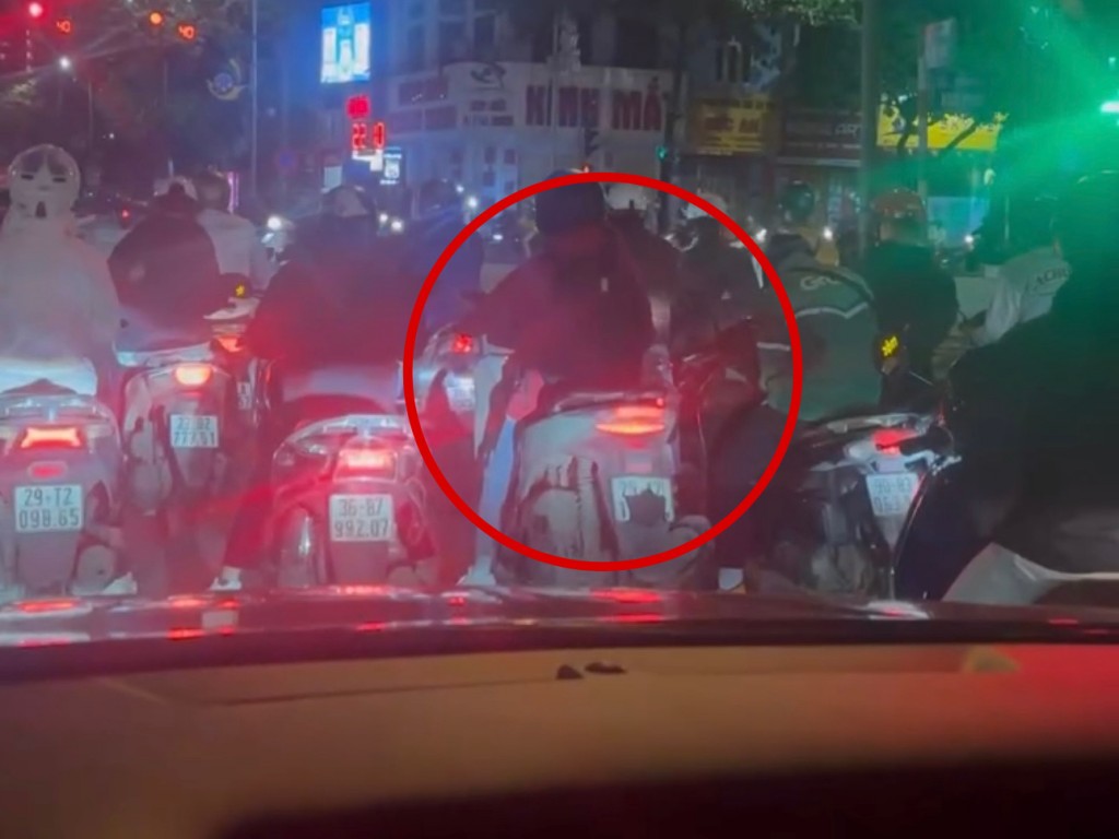 Hình ảnh thanh niên dùng khẩu trang che biển số khi tham gia giao thông Hình ảnh thanh niên dùng khẩu trang che biển số khi tham gia giao thông