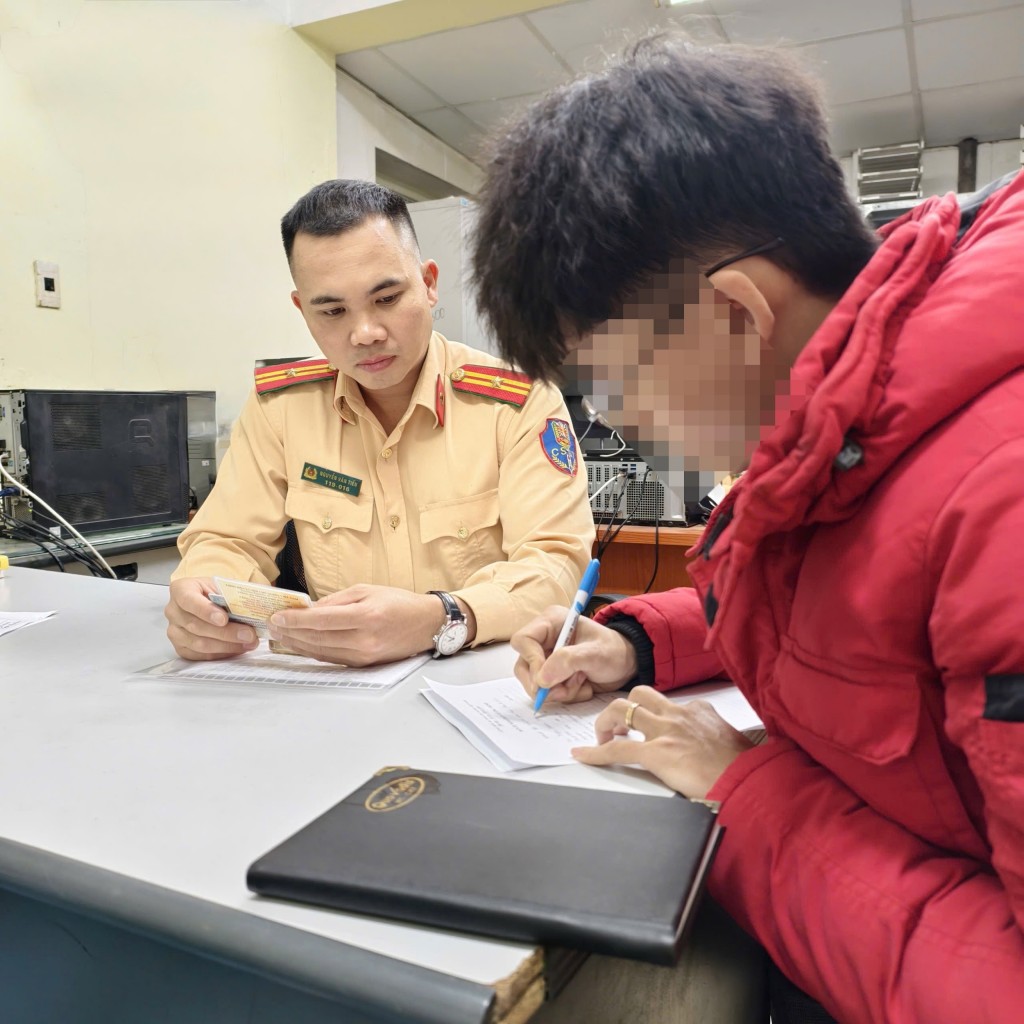 CSGT lập biên bản xử lý nam thanh niên che biển số khi tham gia giao thông CSGT lập biên bản xử lý nam thanh niên che biển số khi tham gia giao thông
