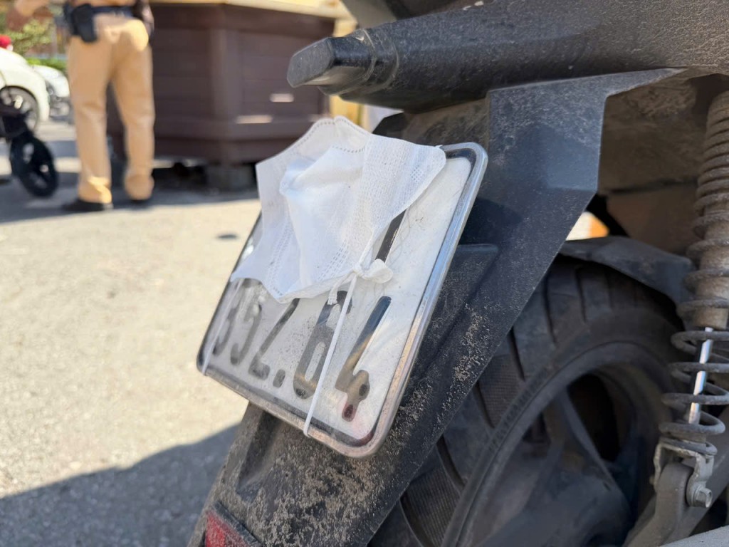 Việc che, dán biển số xe là hành vi vi phạm, lực lượng chức năng sẽ thường xuyên kiểm tra, xử lý nghiêm Việc che, dán biển số xe là hành vi vi phạm, lực lượng chức năng sẽ thường xuyên kiểm tra, xử lý nghiêm