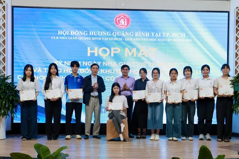 Các sinh viên đạt thành tích giỏi trong học tập, có hoàn cảnh khó khăn nhận bổng Nguyễn Hữu Cảnh. hoc-bong-1.png