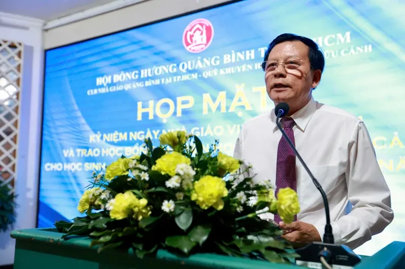 Ông Mai Xuân Bình, Chủ tịch Hội đồng hương Quảng Bình tại TPHCM tri ân các thầy cô giáo tại buổi họp mặt. hoc-bong-5.png