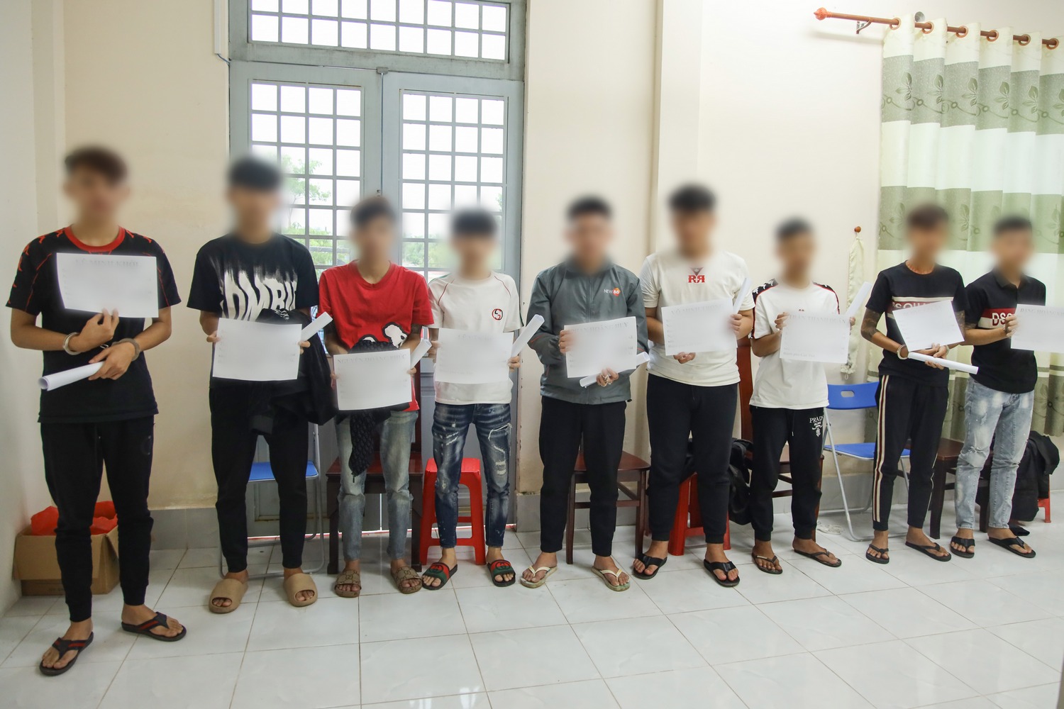 Dàn cảnh cướp điện thoại để xóa hình ảnh nhạy cảm của người tình, 10 đối tượng bị bắt- Ảnh 1.