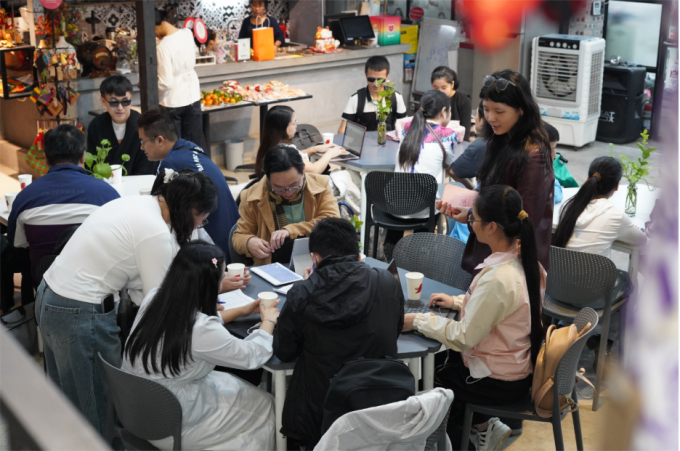 Cộng đồng người khiếm thị tại Hà Nội học sử dụng AI trong kể chuyện. Ảnh: RMIT Việt Nam