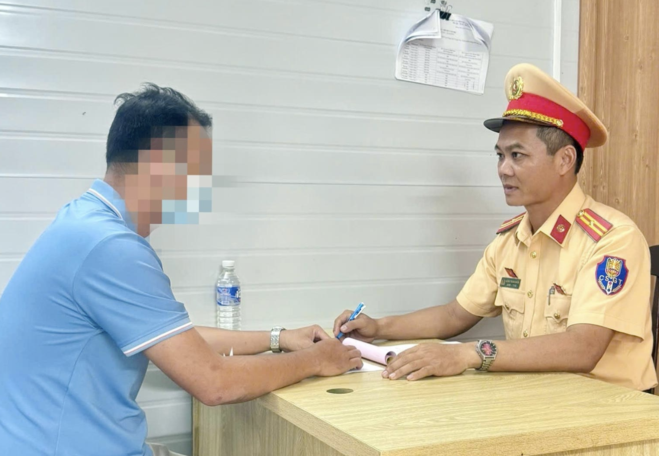 Xử phạt tài xế xe khách vừa lái xe vừa sử dụng điện thoại ở Đồng Nai- Ảnh 1.