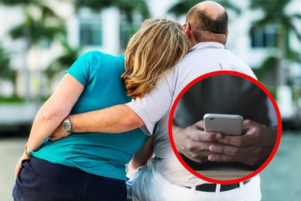 Nhặt được chiếc điện thoại rơi 3 năm, chàng trai mang trả và cái kết đẹp 3 luu so vo trong dien thoai bang biet danh nguoi chong bi toa tuyen boi thuong 2011