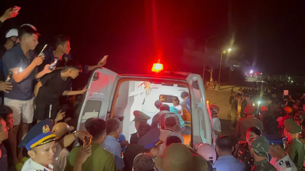 Người dân Lý Sơn tập trung cầu cảng để đón cả 3 người trở về. Ảnh: MAI TUẤN Mai Tuấn (7).jpg