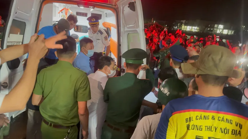 Các lực lượng chức năng ra hỗ trợ. Ảnh: MAI TUẤN Mai Tuấn (8).jpg