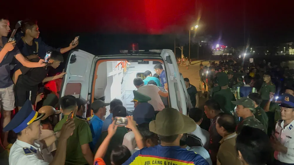 Lúc 8 giờ 57 phút tối 8-11, cả 3 người: Phan Duy Quang (sinh năm 1978, thôn Tây An Vĩnh), Lê Văn Sanh (sinh năm 1988, Tây An Hải), Dương Quang Cường (sinh năm 1982, thôn Tây An Vĩnh) đã trở về đặc khu Lý Sơn. Ảnh: MAI TUẤN Mai Tuấn (9).jpg