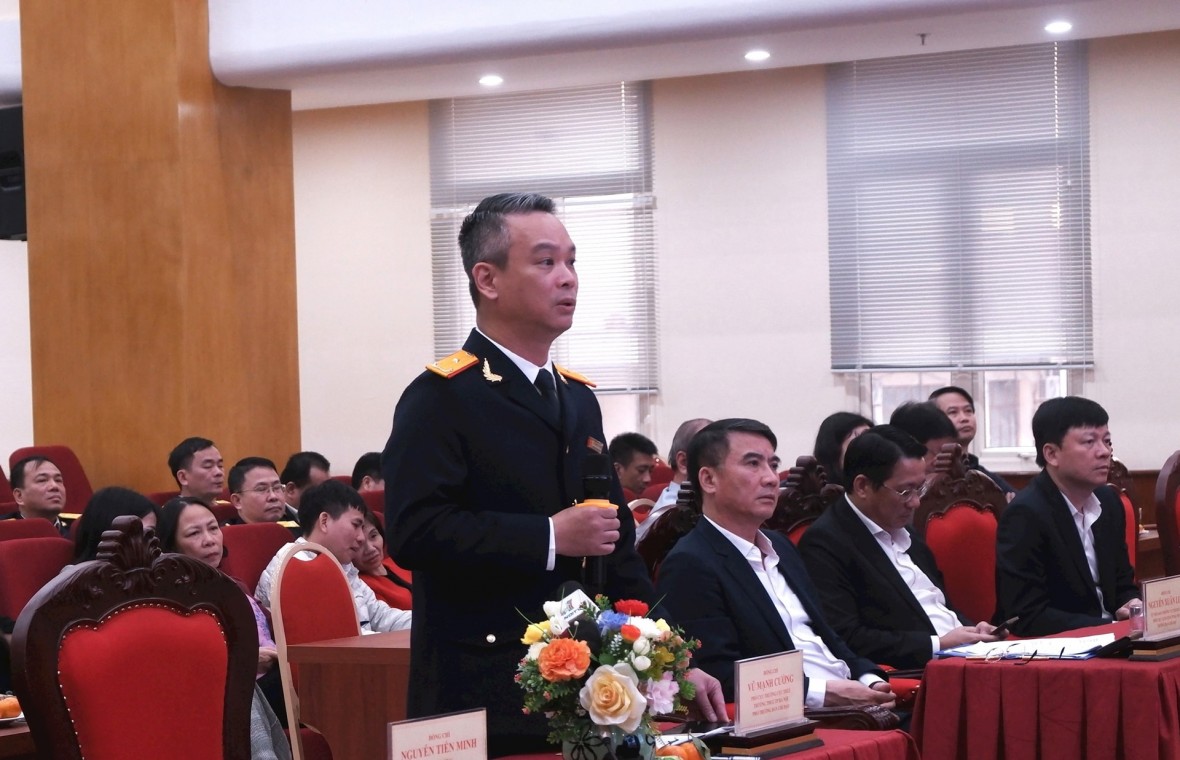 Trưởng Thuế thành phố Hà Nội Vũ Mạnh Cường giải đáp vướng mắc tại hội nghị. (Ảnh: H.T)