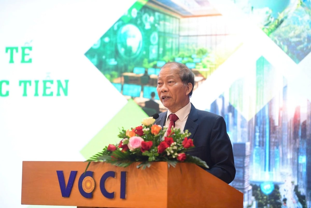 Phó Chủ tịch VCCI Hoàng Quang Phòng cho rằng, chuyển đổi kép là yêu cầu bắt buộc để doanh nghiệp phát triển bền vững. Ảnh: Minh Anh.