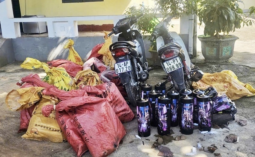 Phát hiện, bắt giữ 02 vụ vận chuyển hơn 270 bình nghi ‘khí cười’ 1 02 phương tiện và 72 bình nghi khí cười (N20) bị Đồn Biên phòng cửa khẩu Hoành Mô, tỉnh Quảng Ninh bắt giữ.