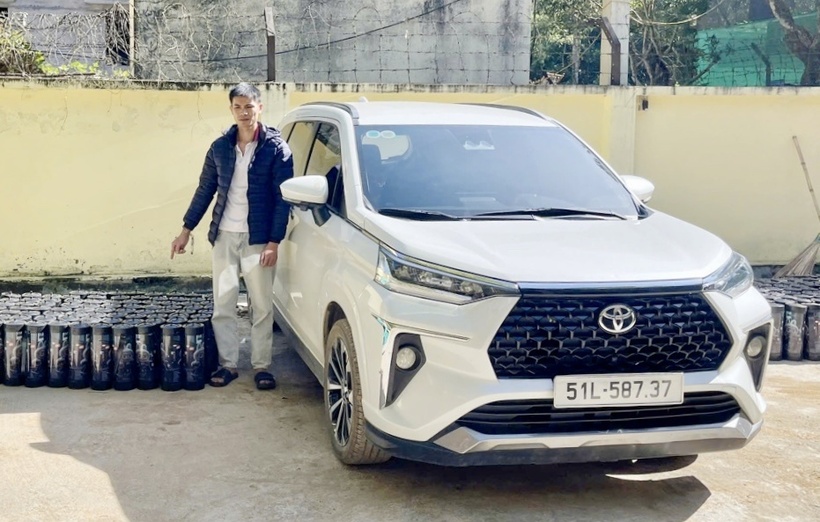 Phát hiện, bắt giữ 02 vụ vận chuyển hơn 270 bình nghi ‘khí cười’ 2 Đối tượng Nguyễn Văn Thành cùng tang vật 200 bình nghi khí cười (N20) bị lực lượng chức năng thu giữ.