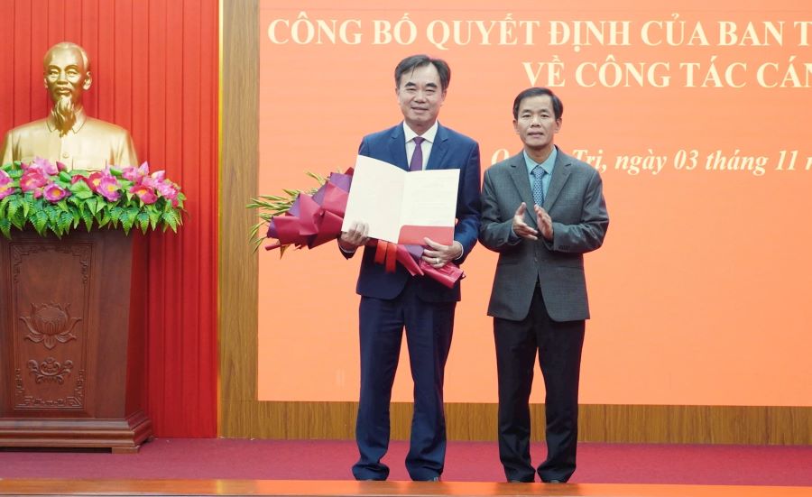 Bí thư Tỉnh ủy Quảng Trị Nguyễn Văn Phương trao quyết định và tặng hoa chúc mừng tân Trưởng ban Tổ chức Tỉnh ủy Nguyễn Lương Bình.