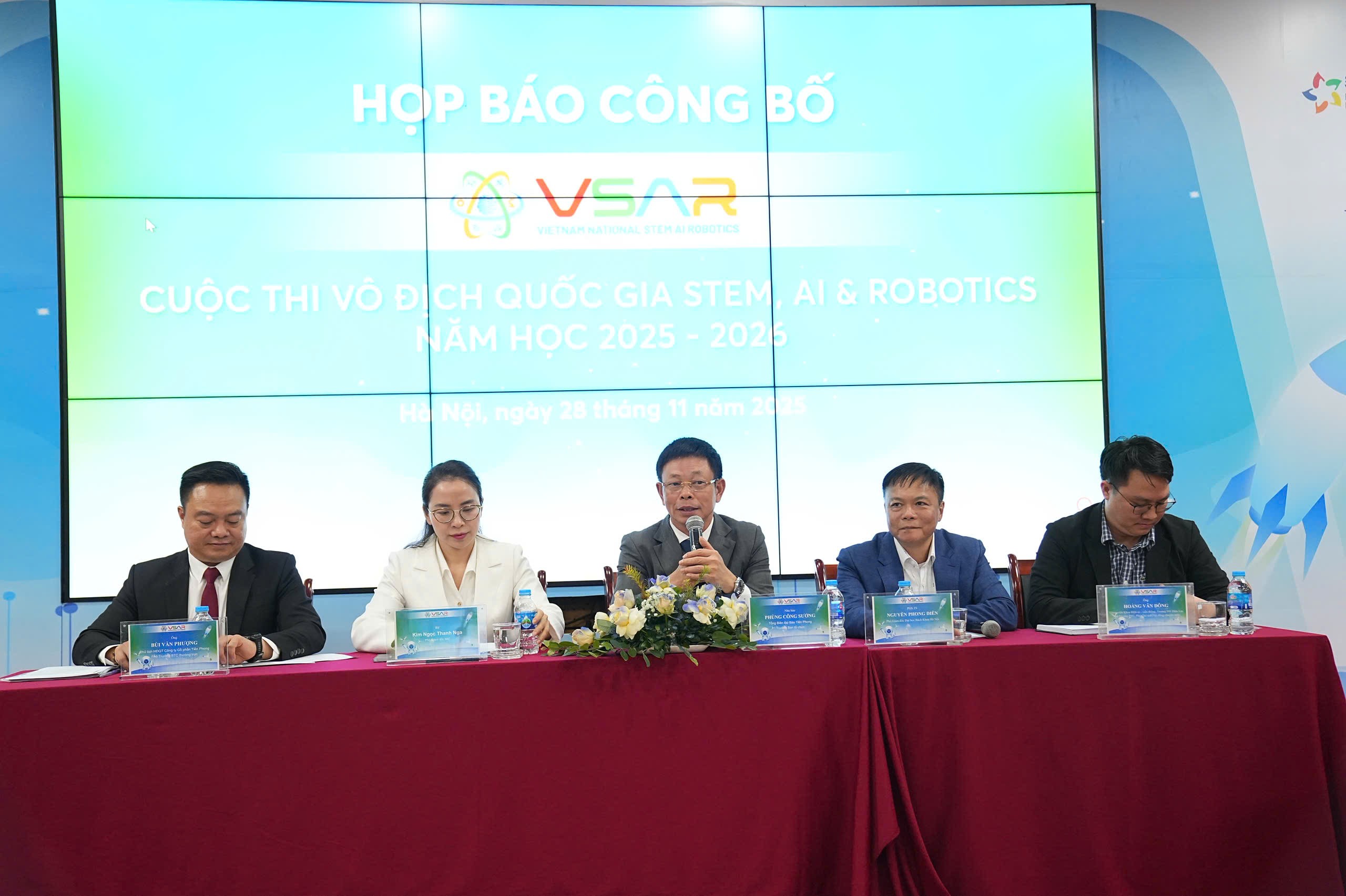 Các đại biểu chủ trì buổi họp báo. Các đại biểu chủ trì buổi họp báo.