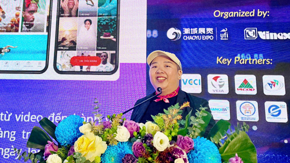 AI nâng tầm sức sáng tạo của con người 4 Bà Bùi Hoàng Lê, Giám đốc Talent House ACCESSTRADE Việt Nam, đại diện nhóm KOC Việt Nam chia sẻ tại sự kiện