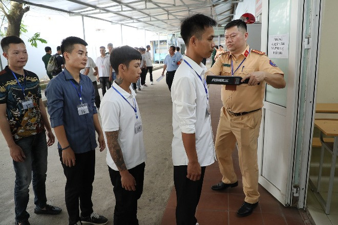 Chuyên gia nói gì về đề xuất bỏ bài thi mô phỏng khi sát hạch giấy phép lái xe? 3 sat hach giay phep lai xe hn 10jpg 399