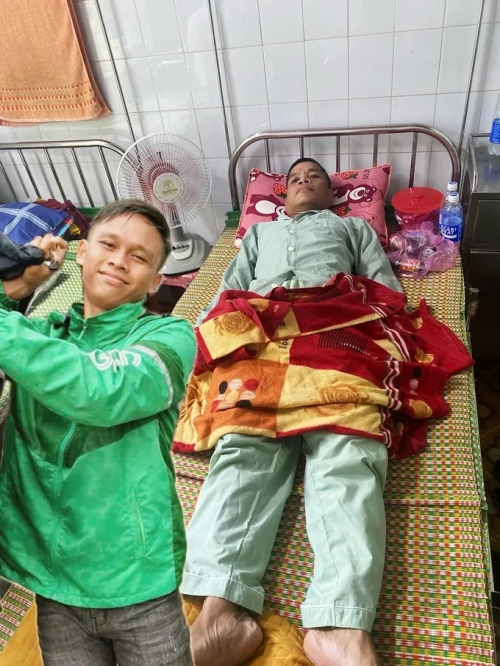 sinh vien buon chai kiem tien nuoi cha benh nang 1762738536