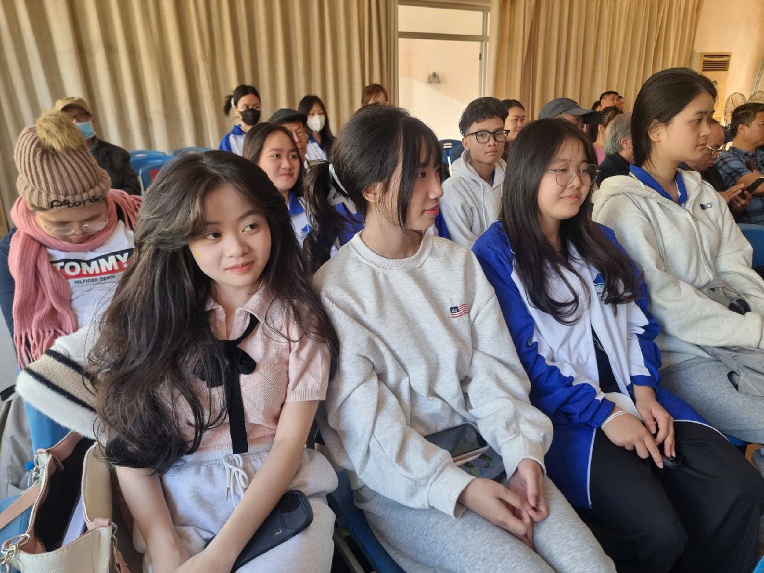 Văn học - Nghệ thuật Quảng Ninh : Từ lý luận phê bình đến trách nhiệm với di sản 4 sinh-vien2-1764173735.jpg