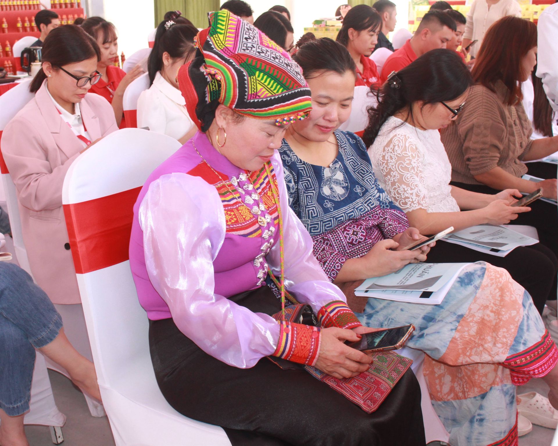 Học viên thực hành sử dụng ChatGPT, Google Gemini để tạo nội dung quảng cáo Học viên thực hành sử dụng ChatGPT, Google Gemini để tạo nội dung quảng cáo