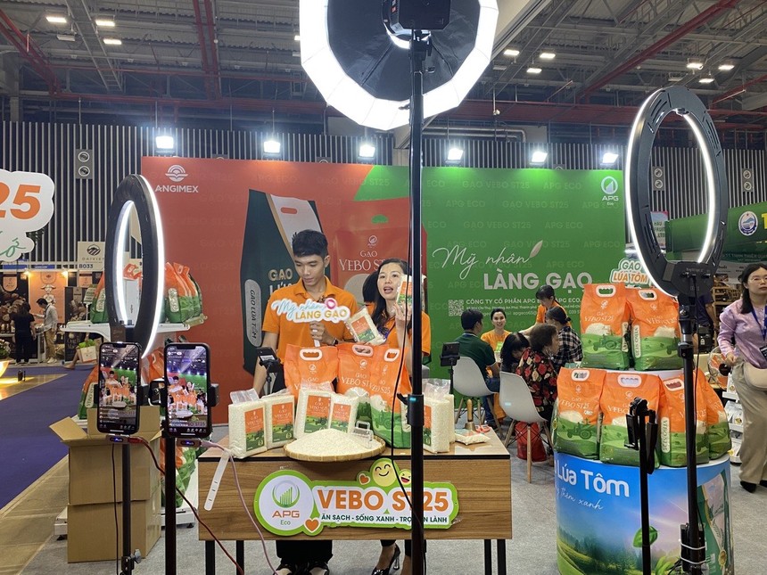 Thương mại điện tử xuyên biên giới: Động lực mới cho doanh nghiệp Việt 1 Doanh nghiệp Việt đang đẩy mạnh đầu tư cho nền tảng thương mại điện tử xuyên biên giới.