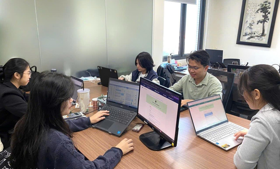 Giáo viên phối hợp cùng KAV kiểm thử Khanmigo, bảo đảm an toàn và phù hợp với giáo dục Việt Nam.