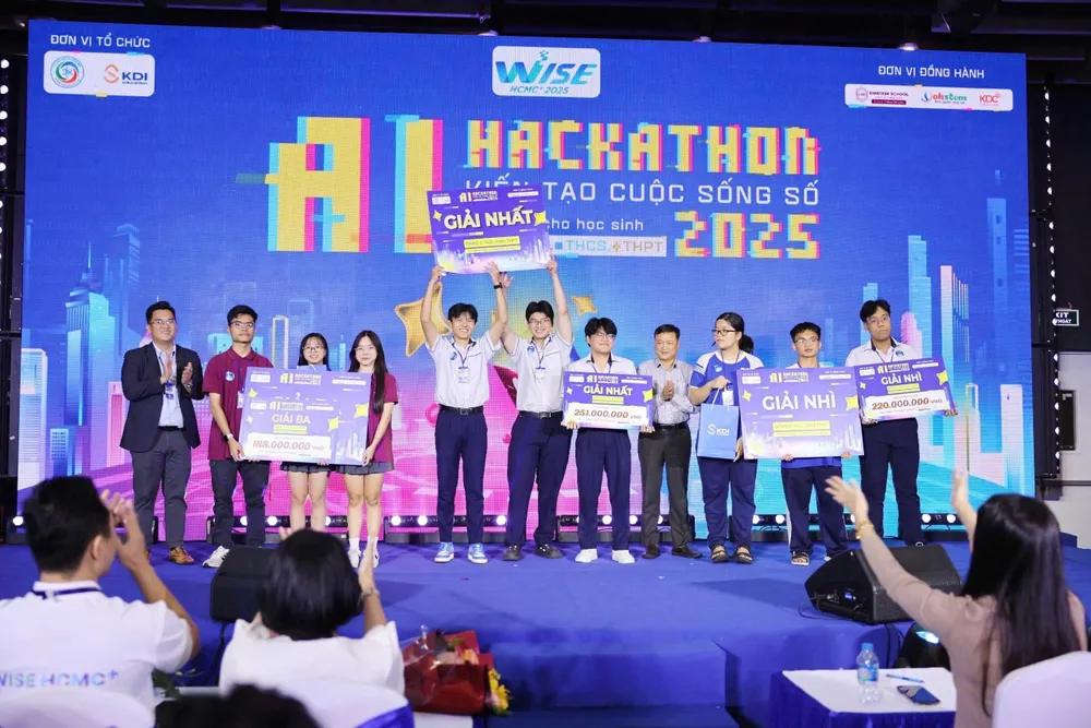 Ban tổ chức trao giải cho các đội tham gia cuộc thi ở bảng C. Ảnh: BTC ứng dụng AI