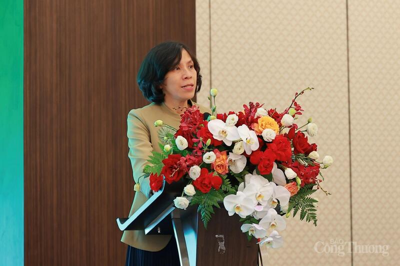 Kiến tạo thế hệ tăng trưởng mới trong thương mại điện tử 2 Bà Lại Việt Anh - Phó Cục trưởng Cục Thương mại điện tử và Kinh tế số phát biểu khai mạc Hội nghị. Ảnh: Quỳnh Trang.