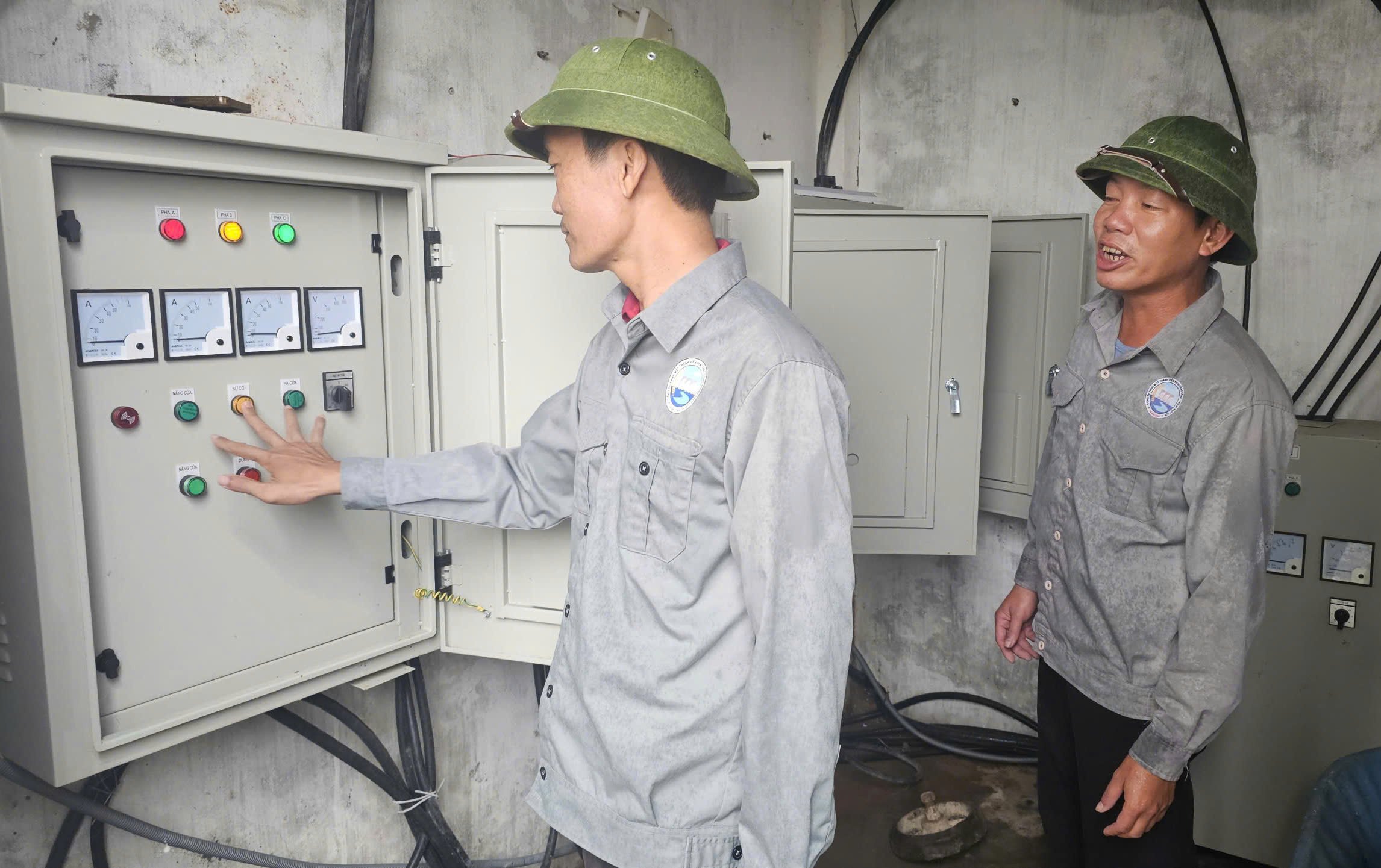 Đưa thiết bị, công nghệ vào quản lý, vận hành các công trình thủy lợi. Ảnh : T. Phùng. Đưa thiết bị, công nghệ vào quản lý, vận hành các công trình thủy lợi. Ảnh : T. Phùng.