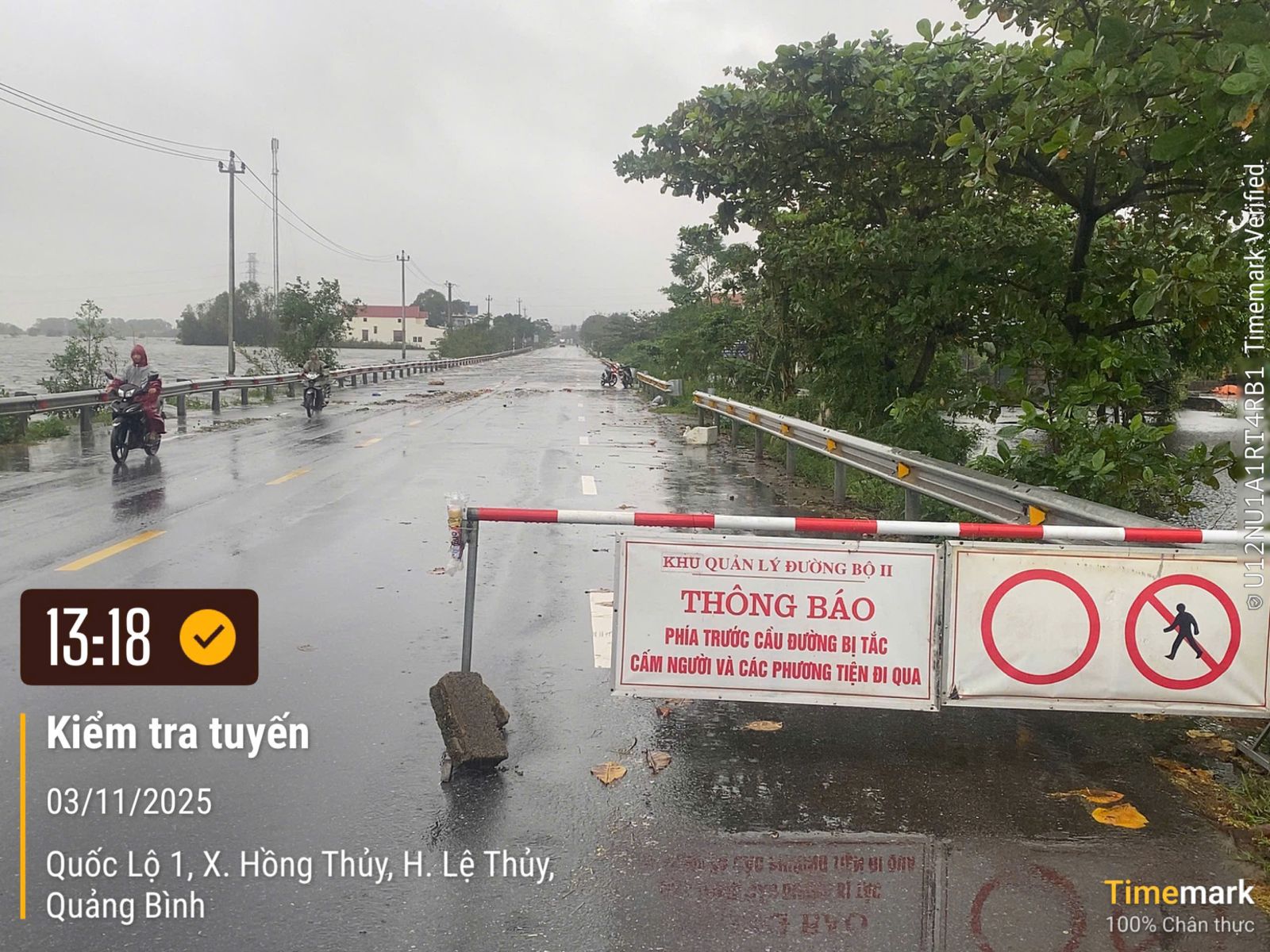 Khu Quản lý đường bộ II phối hợp với CSGT phân luồng phương tiện tránh ngập, sạt lở tại Quảng Trị và Huế 2 z7184350214782 51ed6f481ff1f2a4df8b90867cc609c8