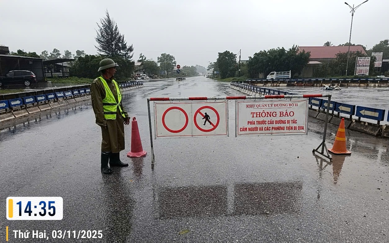 Khu Quản lý đường bộ II phối hợp với CSGT phân luồng phương tiện tránh ngập, sạt lở tại Quảng Trị và Huế 1 z7184350923862 c4beb05af8fcf528975050d150b95f3f