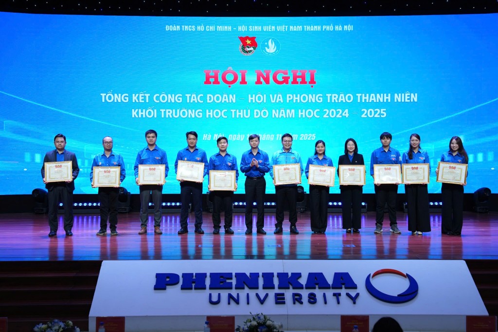 Lãnh đạo Trung ương Đoàn và Thành đoàn Hà Nội trao Cờ thi đua xuất sắc cho các đơn vị tiêu biểu trong công tác Đoàn – Hội khối trường học Thủ đô. Lãnh đạo Trung ương Đoàn và Thành đoàn Hà Nội trao Cờ thi đua xuất sắc cho các đơn vị tiêu biểu trong công tác Đoàn – Hội khối trường học Thủ đô.