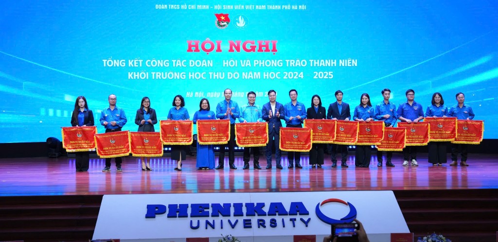 Lãnh đạo Trung ương Đoàn và Thành đoàn Hà Nội trao Cờ thi đua xuất sắc cho các đơn vị tiêu biểu trong công tác Đoàn – Hội khối trường học Thủ đô. Lãnh đạo Trung ương Đoàn và Thành đoàn Hà Nội trao Cờ thi đua xuất sắc cho các đơn vị tiêu biểu trong công tác Đoàn – Hội khối trường học Thủ đô.