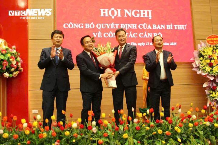 Bí thư Tỉnh ủy Hưng Yên Nguyễn Hữu Nghĩa (thứ 3, bên phải) tặng hoa chúc mừng tân Phó Bí thư Tỉnh ủy Hưng Yên Phạm Quang Ngọc. (Ảnh: K. Linh)