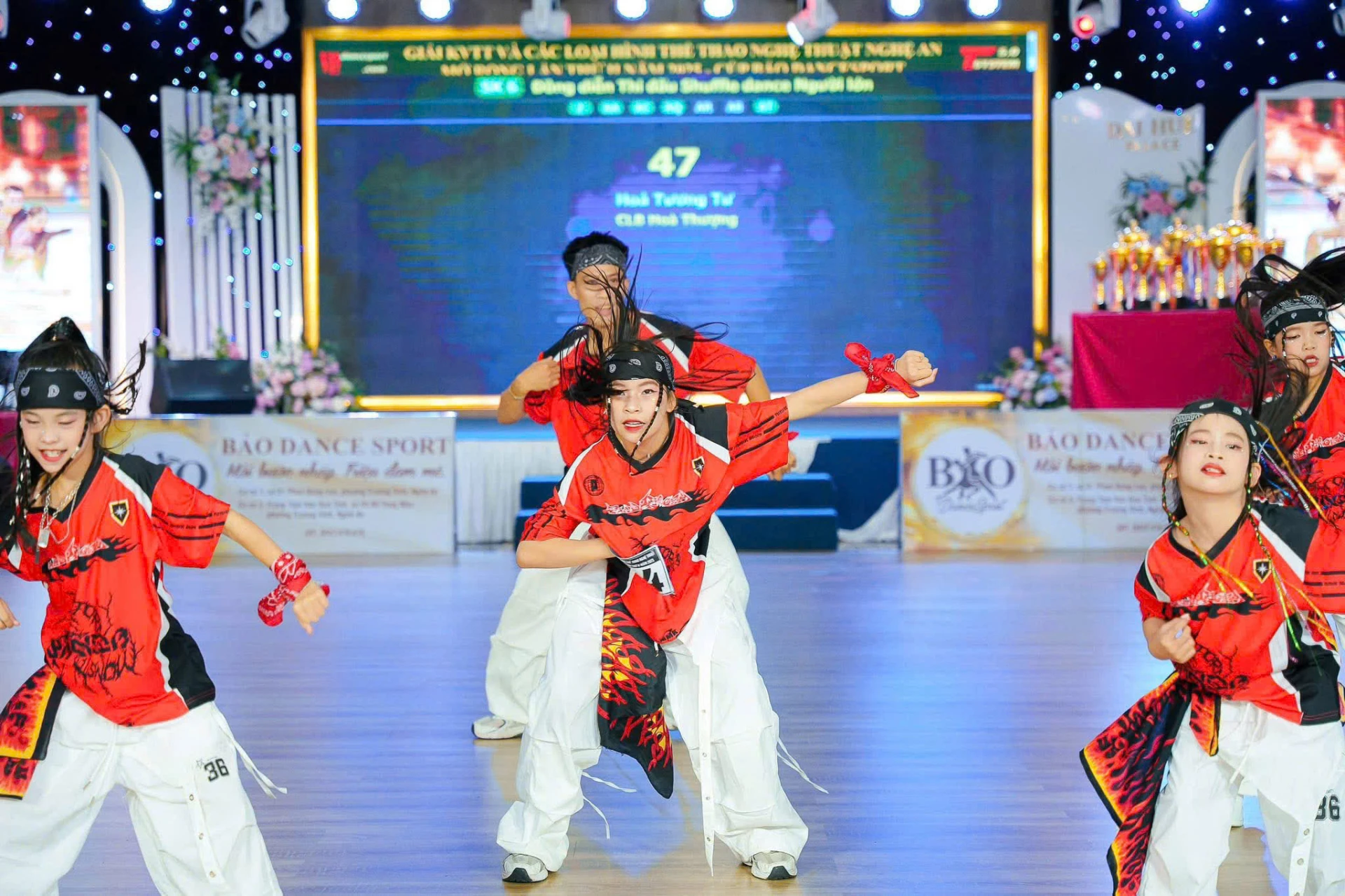 Những bước chân tự tin 1 Nguyễn Thị Sao Băng (đứng giữa) thể hiện phần thi đầy năng lượng tại một giải khiêu vũ thể thao, ghi dấu sự tự tin và bản lĩnh trên sân khấu. - Ảnh: M.H