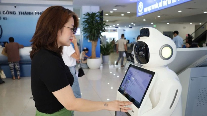 Người dân sử dụng robot AI hỗ trợ, tư vấn các thủ tục hành chính tại Chi nhánh số 01 Trung tâm Phục vụ hành chính công thành phố Hà Nội. z7231202530777_1bd78f82d18933119852f72e54ae1259.jpg