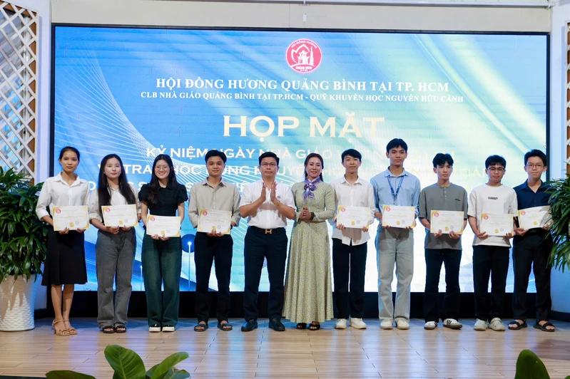 CLB Nhà giáo Quảng Bình tại Thành phố Hồ Chí Minh họp mặt Ngày Nhà giáo Việt Nam 7 z7252243123950 79de3c39f3c6ea4d5b0f2d0707a4f80b.jpg.webp