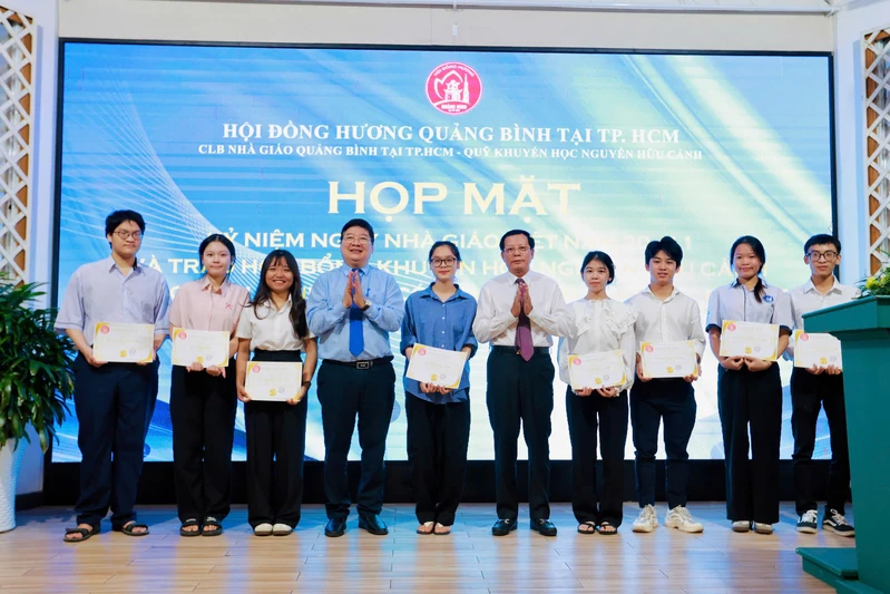 CLB Nhà giáo Quảng Bình tại Thành phố Hồ Chí Minh họp mặt Ngày Nhà giáo Việt Nam 6 z7252243186727 ca6f3ee089e520157ca0cd4e5e5bd83a.jpg.webp