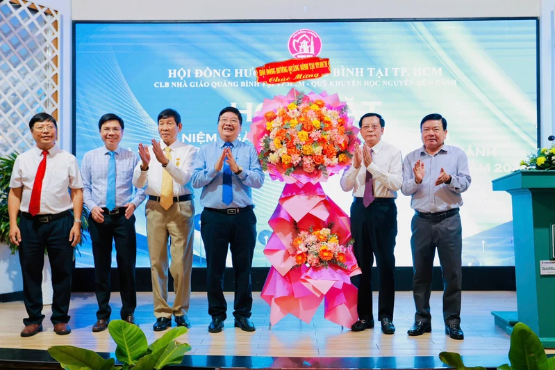 CLB Nhà giáo Quảng Bình tại Thành phố Hồ Chí Minh họp mặt Ngày Nhà giáo Việt Nam 3 z7252243214766 8e96193fa755450f967ac579fed155aa.jpg.webp