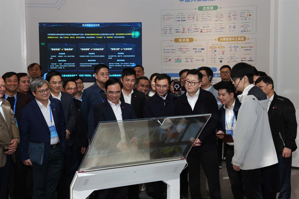 Đoàn cán bộ lãnh đạo Học viện, các ban, bộ, ngành, cơ quan Trung ương và địa phương Việt Nam tham gia Chương trình bồi dưỡng Trí tuệ nhân tạo tại Quảng Tây, Trung Quốc 6 z7254078923919 4287dd5aeca1d1b961a95dfedb9dd429.jpg&w=1000&mode=none