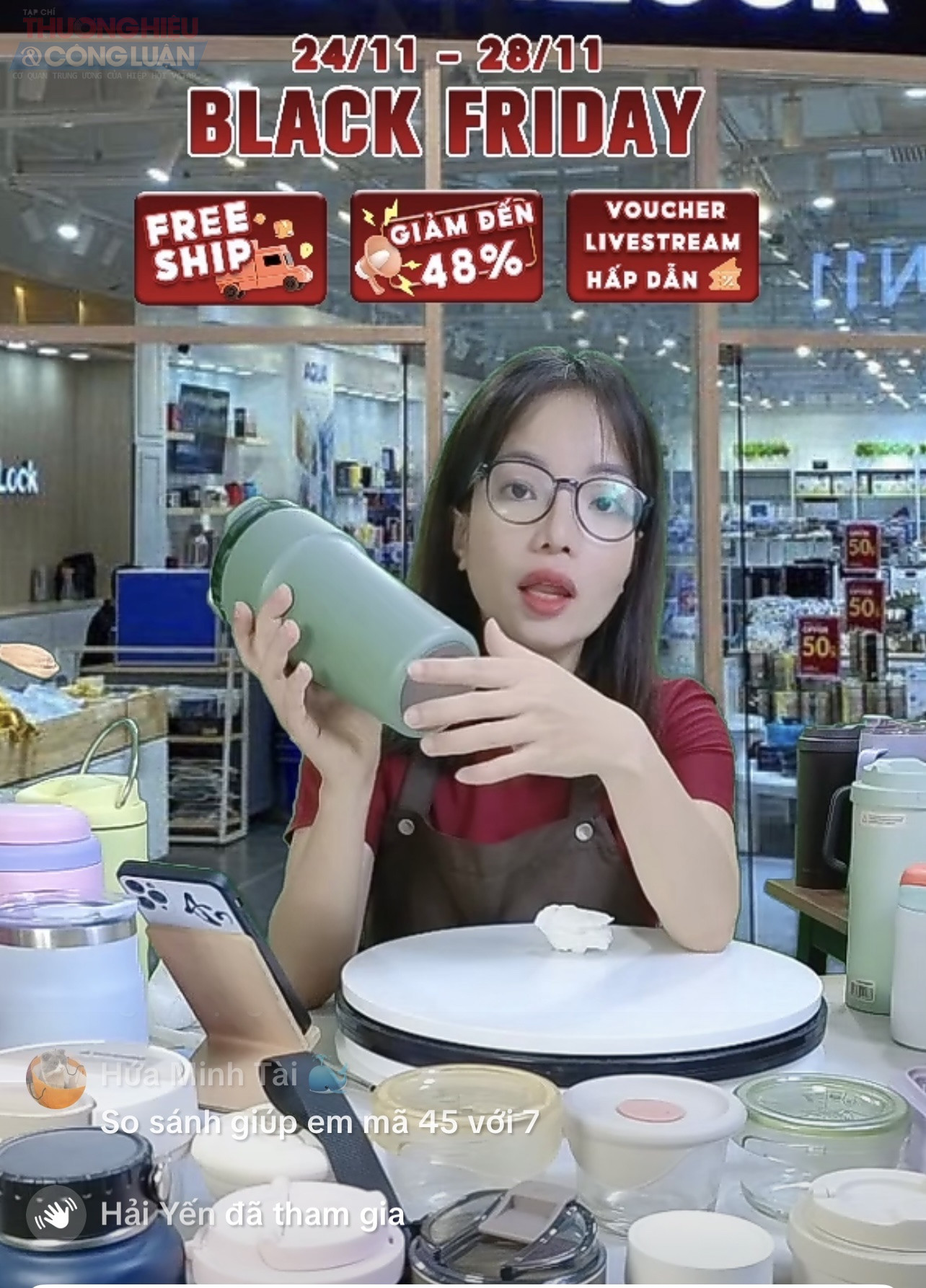 Một buổi livestream giới thiệu sản phẩm ngày Black Friday. Một buổi livestream giới thiệu sản phẩm ngày Black Friday.