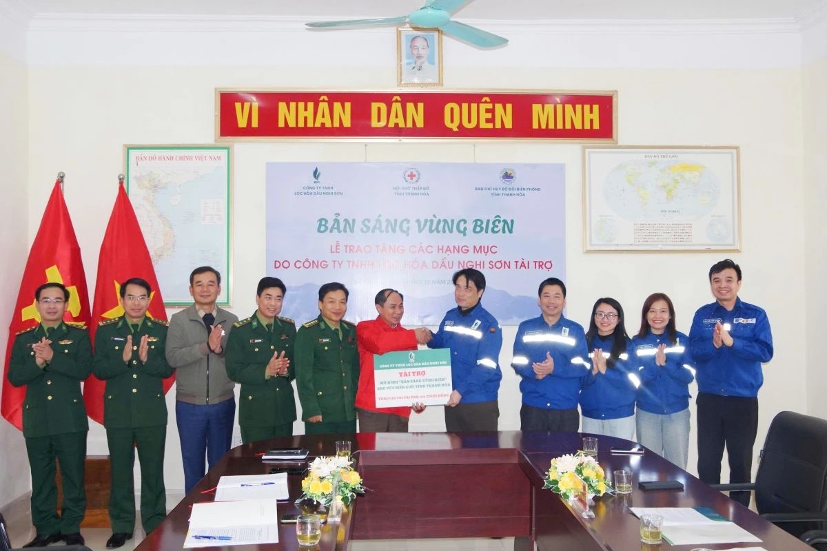 Đại diện Hội Chữ thập đỏ tỉnh Thanh Hóa tiếp nhận 550 triệu đồng kinh phí thực hiện mô hình do Công ty TNHH Lọc hóa dầu Nghi Sơn hỗ trợ. Đại diện Hội Chữ thập đỏ tỉnh Thanh Hóa tiếp nhận 550 triệu đồng kinh phí thực hiện mô hình do Công ty TNHH Lọc hóa dầu Nghi Sơn hỗ trợ.